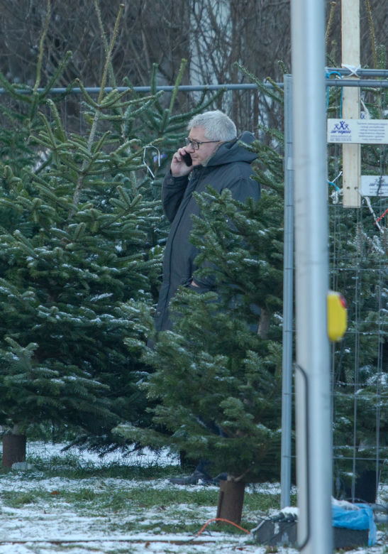 Europoseł PiS Ryszard Czarnecki kupił choinkę w Warszawie