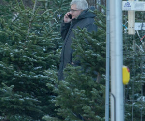 Europoseł PiS Ryszard Czarnecki kupił choinkę w Warszawie