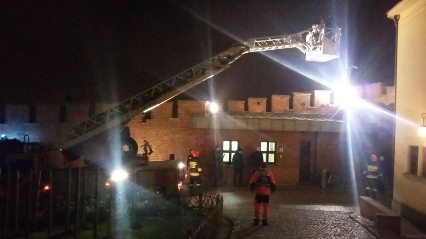 Nietypowa akcja na Wawelu: Dwóch mężczyzn wspinało się na zamek. Jeden z nich spadł [ZDJĘCIA]
