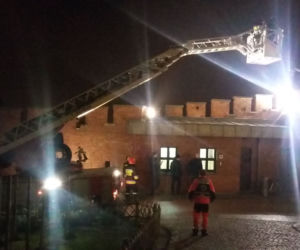 Nietypowa akcja na Wawelu: Dwóch mężczyzn wspinało się na zamek. Jeden z nich spadł [ZDJĘCIA]