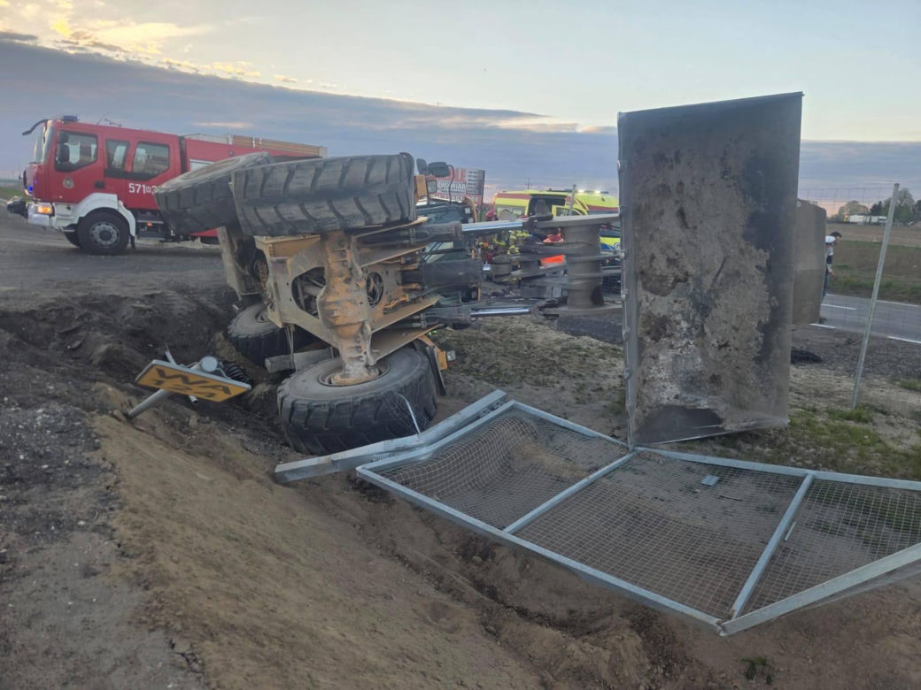 Pijany operator ładowarki skończył jazdę w rowie (24.04.2026)