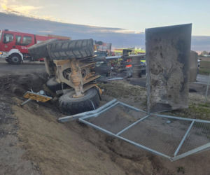 Pijany wjechał ładowarką do rowu. Wyglądał, jakby spał