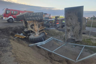 Pijany wjechał ładowarką do rowu. Wyglądał, jakby spał