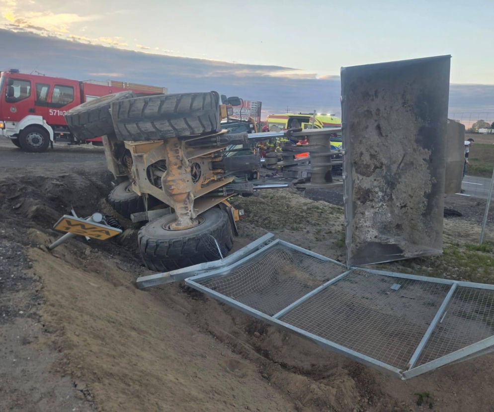 Jazdę ładowarką skończył w rowie. Po zdarzeniu wyglądał, jakby spał