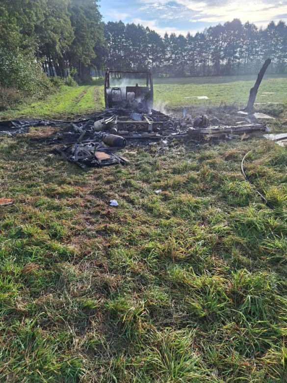 Tajemnicza śmierć i pożar kampera. Ciało kobiety znaleziono w lesie