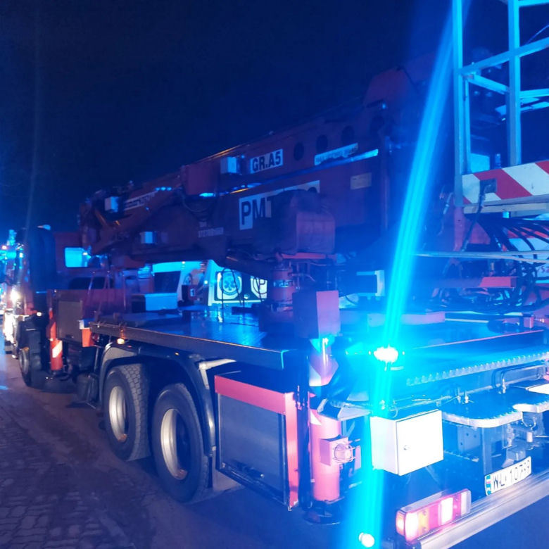 Przez rupiecie na korytarzu mogli stracić życie. Szafki i sztuczna choinka zajęły się ogniem. Potworny pożar w Legionowie
