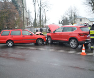Czołowe zderzenie w Grocholicach, kobieta w ciąży w szpitalu! Wszystko przez lód