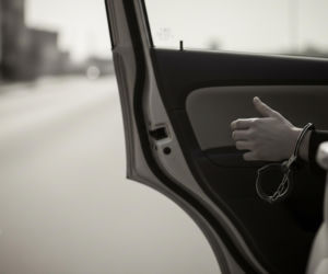 Ucieczka z radiowozu. Czy policja z USA pozwoliła zbiec kobiecie w kajdankach?