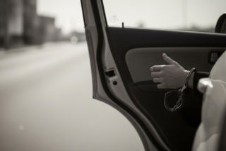 Ucieczka z radiowozu. Czy policja z USA pozwoliła zbiec kobiecie w kajdankach?