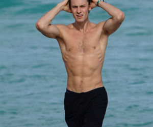 Shawn Mendes na plaży bez koszulki