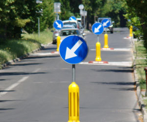 Drogowy absurd? Kierowcy z Tarnowa muszą jeździć slalomem!