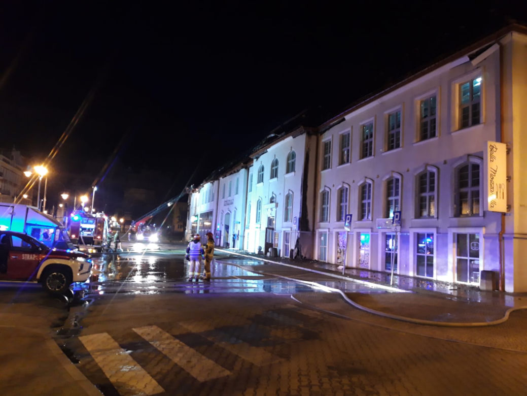 Pożar galerii handlowej w Ełku. Dach spłonął momentalnie [ZDJĘCIA]