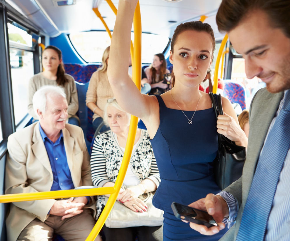 Kobieta w ciąży w autobusie
