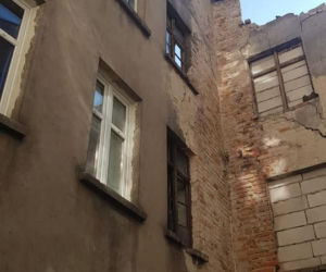 Katastrofa budowlana w centrum Torunia! Zawalił się dach kamienicy
