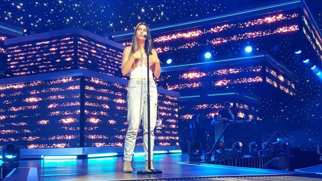 Jasmine Thompson na scenie EMA 2016