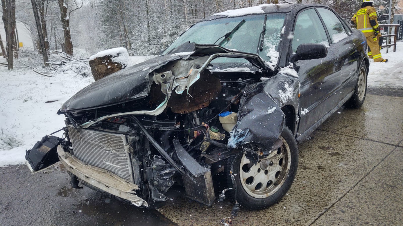 Polna. Opel uderzony przez inny samochód wpadł do potoku