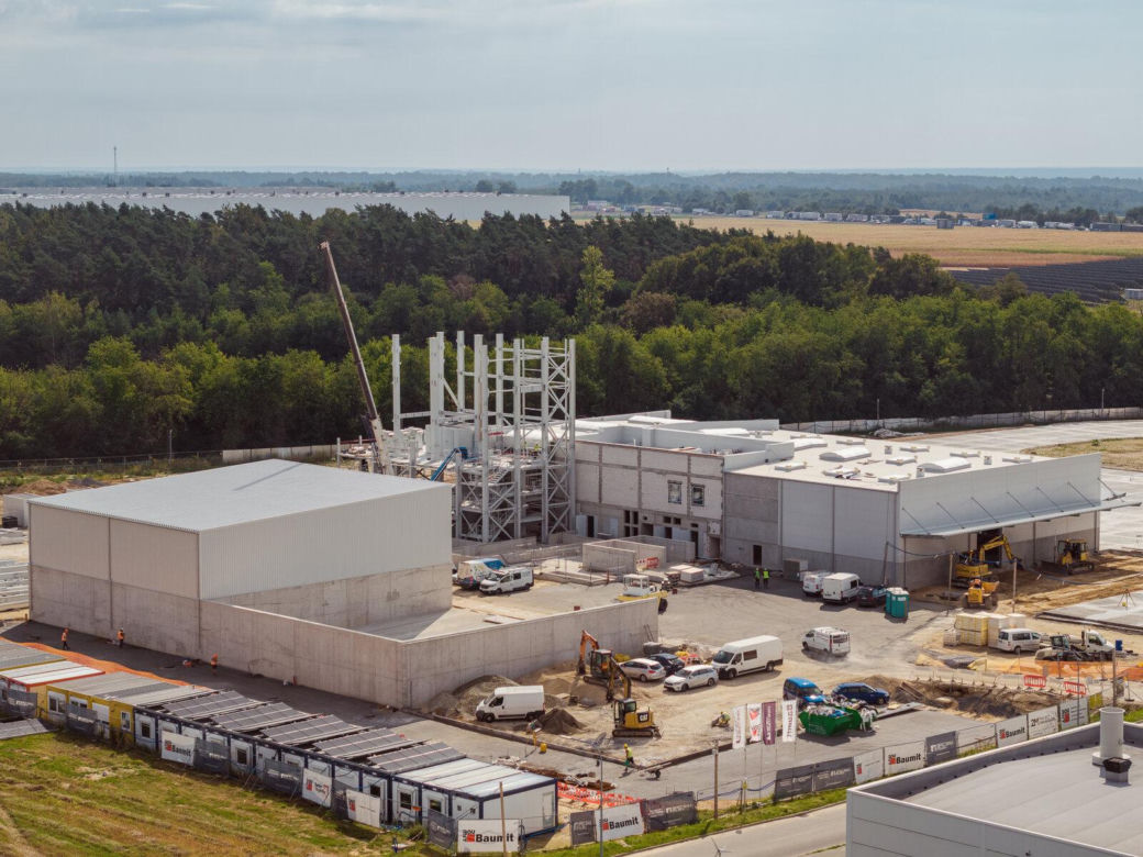 Nowa fabryka za 100 mln zł powstaje pod Opolem. Jej 63-metrowa wieża zdominuje krajobraz