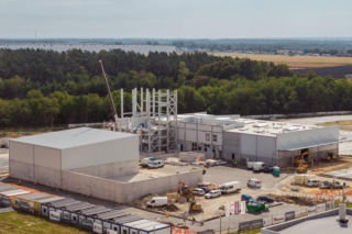 Nowa fabryka za 100 mln zł powstaje pod Opolem. Jej 63-metrowa wieża zdominuje krajobraz