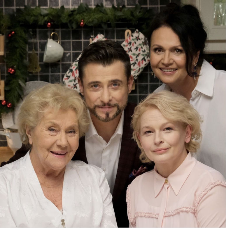 M jak miłość świąteczny odcinek specjalny. Wigilia Mostowiaków. Marek (Kacper Kuszewski), Marta (Dominika Ostałowska), Marysia (Małgorzata Pieńkowska), Barbara (Teresa Lipowska)