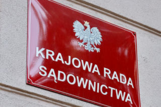 Pilne! Policja weszła do siedziby KRS! To może zmienić wszystko w polskim sądownictwie