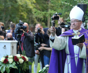 Arcybiskup Tadeusz Wojda zastąpił Głódzia. Kim jest i ile zarobi za posługę w kościele?