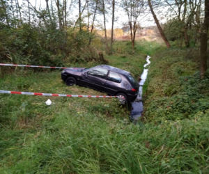 Tarnów. Kierowca zaparkował tuż nad potokiem. Co tam się stało?