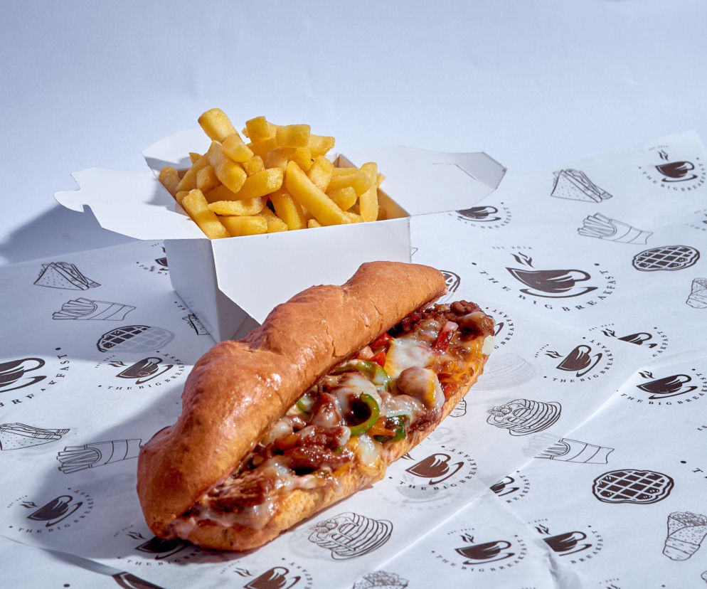 Kanapka Philly cheesesteak obok frytek. O nietypowej ofercie oskarżonego o morderstwo przeczytasz na Eska.