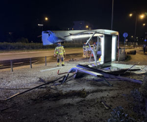 W BMW staranował przystanek. Wcześniej stracił prawo jazdy