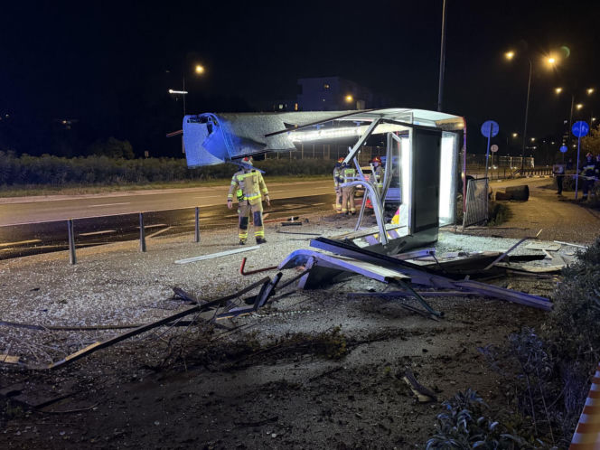 W BMW staranował przystanek. Wcześniej stracił prawo jazdy