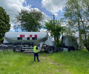 Zwierki. Ciężarówka wjechała na posesję! Kierowca zabrany do szpitala