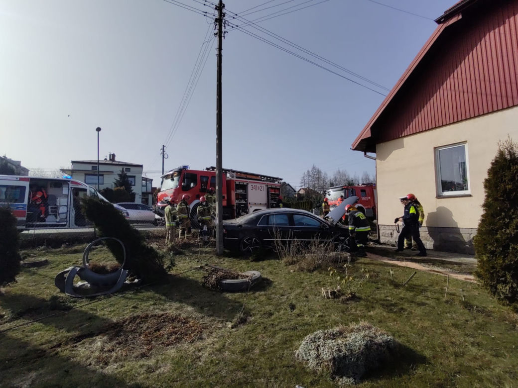 Nowy Sącz. WYPADEK na ul. Nawojowskiej. Samochód wpadł na cudzą posesję