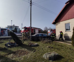Nowy Sącz. WYPADEK na ul. Nawojowskiej. Samochód wpadł na cudzą posesję