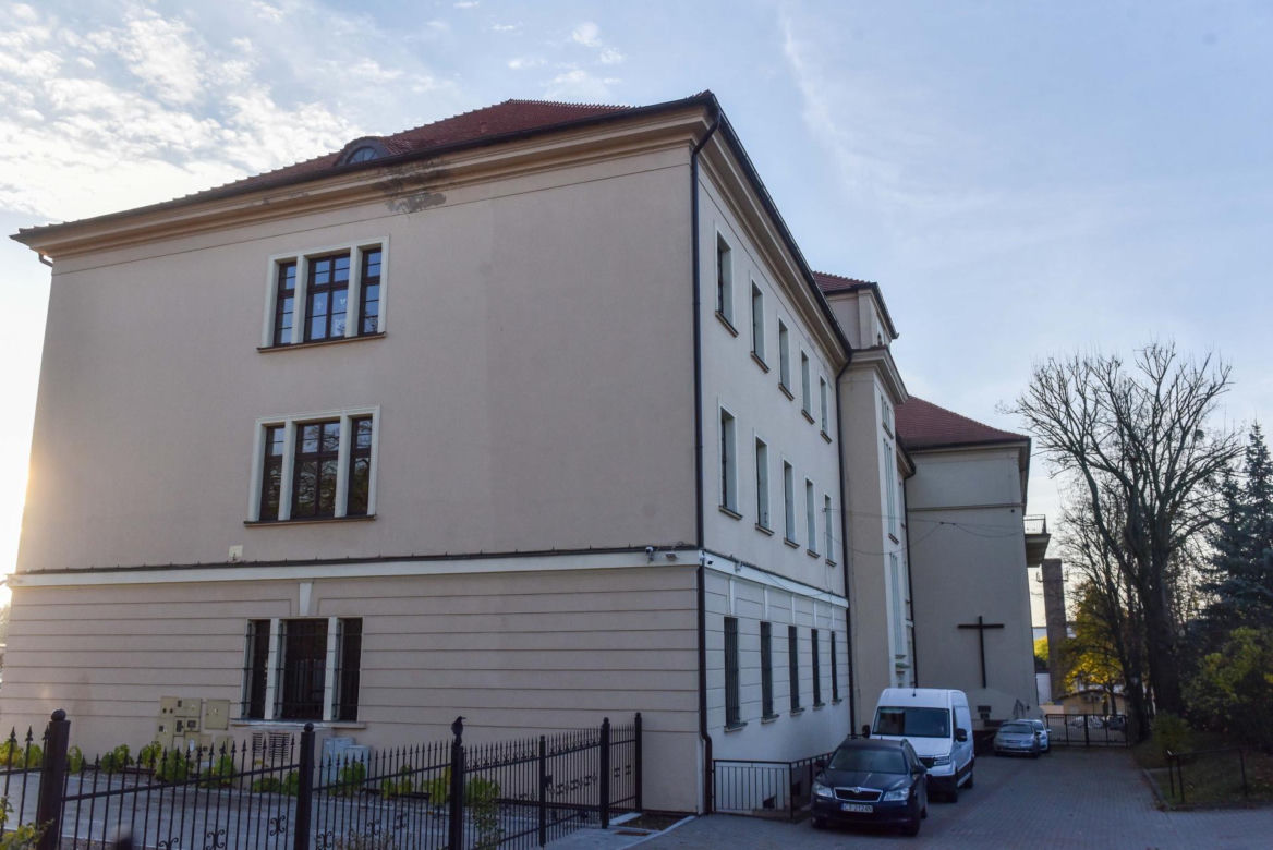 Tu mieszka ksiądz Tadeusz Rydzyk. Tuż za ścianą jego klasztornej celi jest kościół
