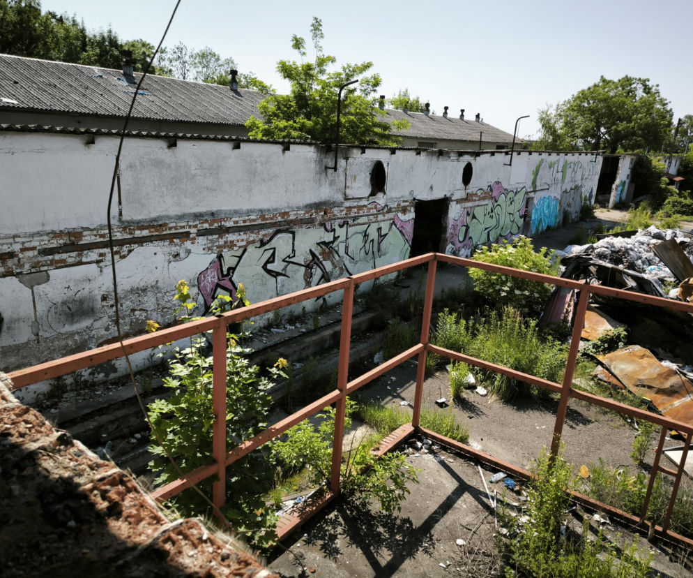 Zniszczony budynek starej rzeźni w Lesznie z graffiti i stertą śmieci. O planowanej licytacji przeczytasz na Eska Leszno.