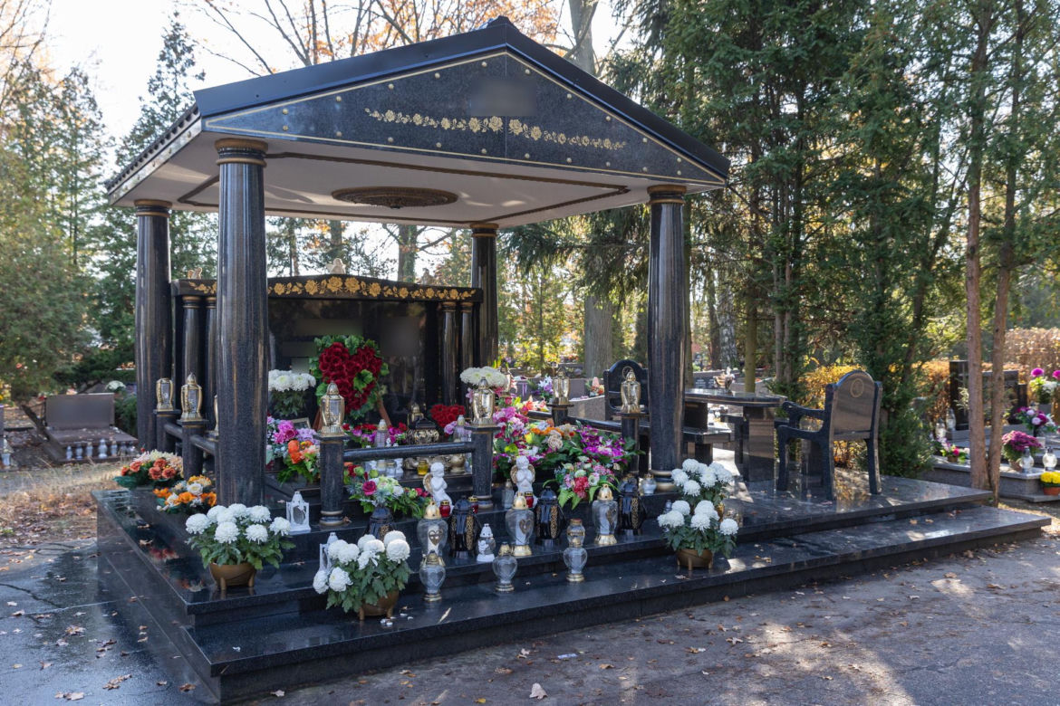Tego grobu nikt się nie spodziewał! Zadaszenie, stół i krzesła na cmentarzu w Poznaniu