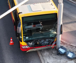Półtoraroczny chłopiec ranny po wypadku autobusu który uderzył w słup