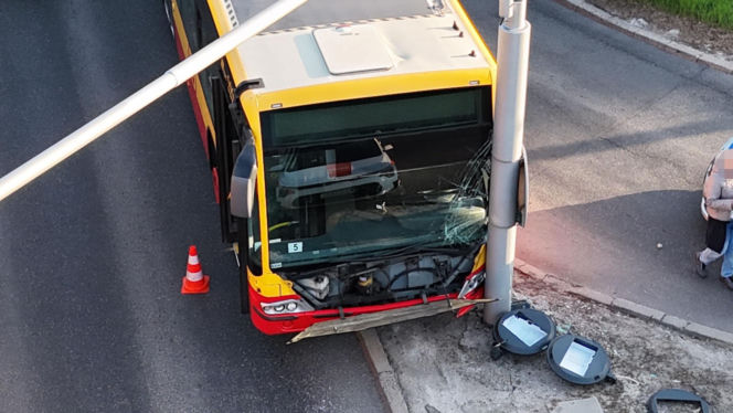 Miejski autobus uderzył w słup. Półtoraroczne dziecko trafiło do szpitala