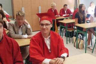 Stracił nogi pomagając kobiecie z wózkiem. Dominik Hołuj wrócił do szkoły i chce zdać maturę