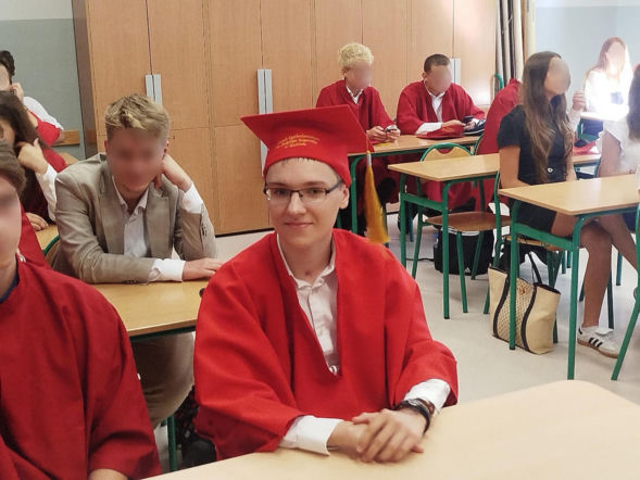 Stracił nogi pomagając kobiecie z wózkiem. Dominik Hołuj wrócił do szkoły i chce zdać maturę