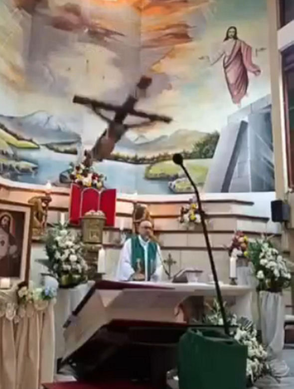 Krzyż zabił księdza podczas mszy. Wszystko nagrano