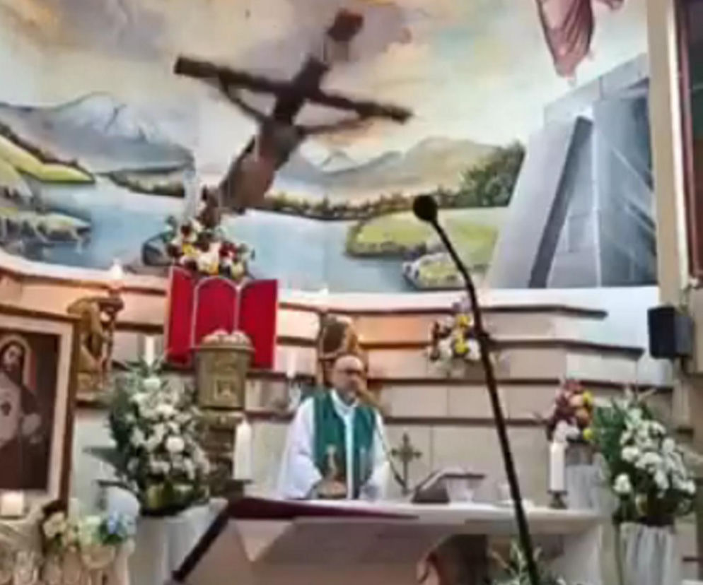 Duży drewniany krzyż spada na księdza stojącego przy ołtarzu. O tragicznej śmierci duchownego przeczytasz na Eska.