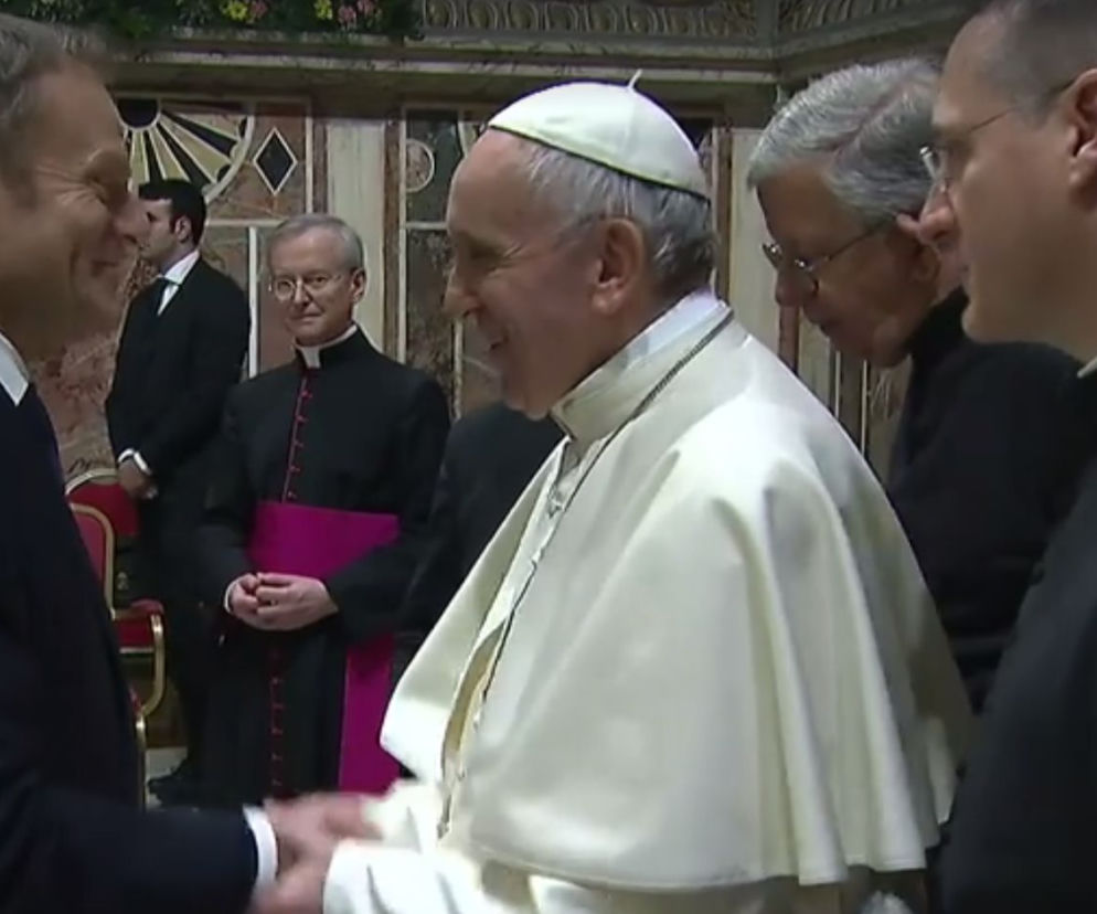 Tusk UŚCISKAŁ dłoń papieżowi ZDJĘCIE