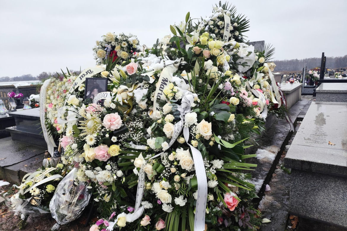Justyna B. zginęła pod kołami pociągu. Jej grób przykryły białe kwiaty