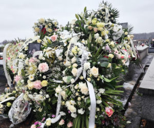 Justyna B. zginęła pod kołami pociągu. Jej grób przykryły białe kwiaty