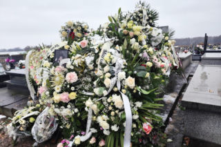 Justyna B. zginęła pod kołami pociągu. Jej grób przykryły białe kwiaty