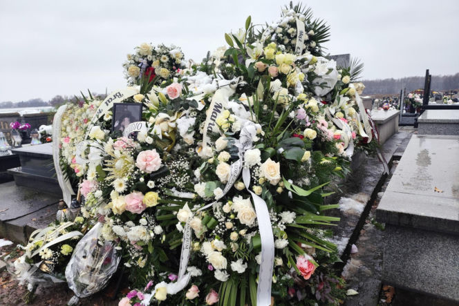 Justyna B. zginęła pod kołami pociągu. Jej grób przykryły białe kwiaty