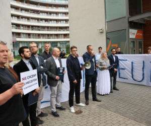 Protest przeciw budowie meczetu na krakowskim osiedlu