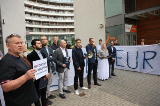 Protest przeciw budowie meczetu na krakowskim osiedlu