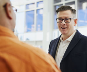 Masz problem z przyjmowaniem komplementów? Ten nawyk może mieć nieprzyjemne konsekwencje