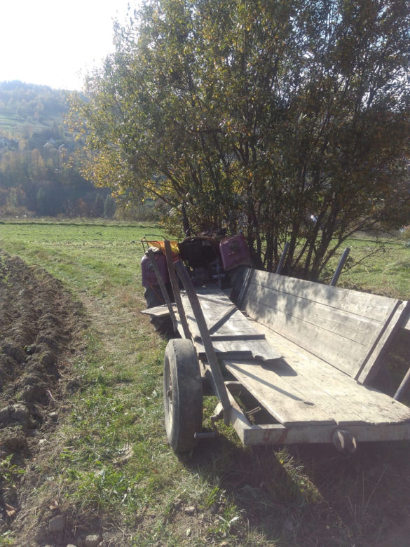 Wypadł z ciągnika, przejechała go przyczepa. Wypadek w gminie Tokarnia [ZDJĘCIA]